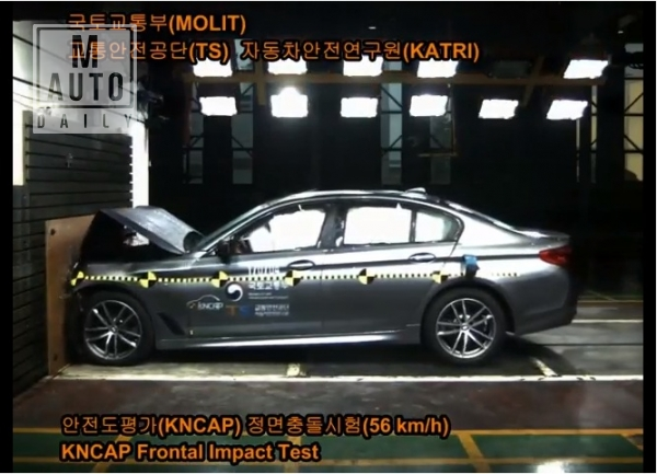 BMW 5시리즈 정면충돌시험장면.