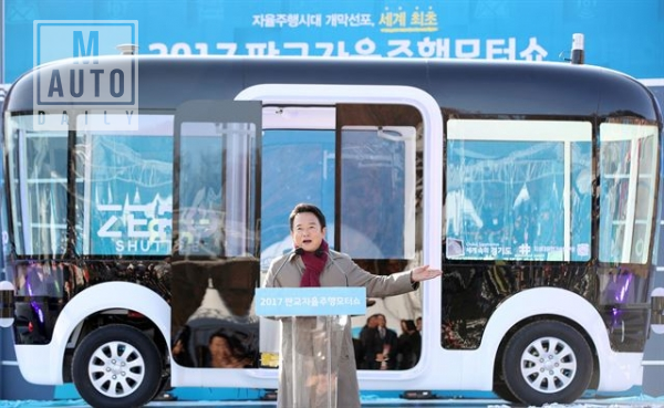 남경필 경기도지사가 지난달 판교에서 열린 자율주행차모터쇼에서 자율주행 무인셔틀버스 제로셔틀을 소개하고 있다.