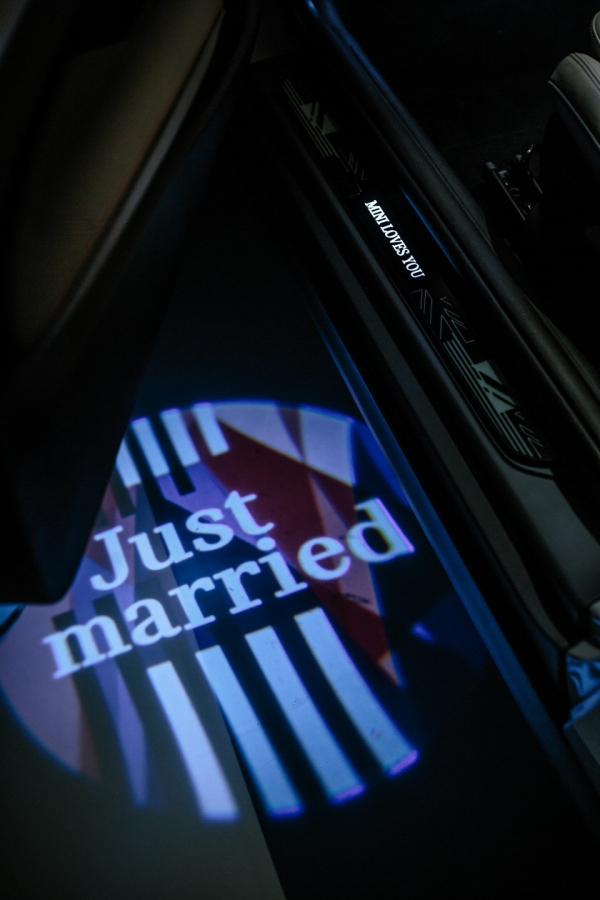 MINI가 영국 해리 왕자와 할리우드 배우 메건 마클의 결혼을 기념해 'Just Married' 문구의 웰컴라이트를 추가했다.