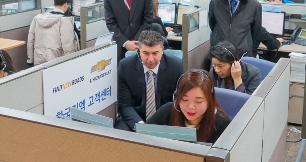 카허 카젬 한국지엠 사장(뒷줄 좌)이 고객센터를 점검하고 있다.