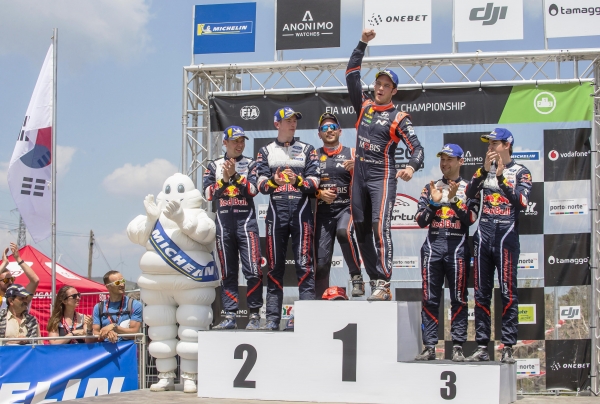‘2018 WRC 포르투갈 랠리’에서 우승을 차지한 (우)티에리 누빌과 (좌)니콜라스 질술이 1위 포디움에 올라 기념 촬영을 하고 있다.