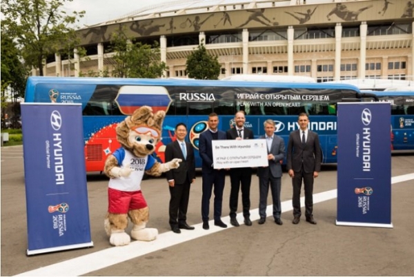 현대.기아차가 2018 FIFA 러시아 월드컵 공식차량을 전달하는 행사를 가졌다고 밝혔다.