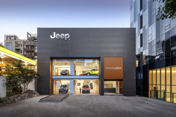 미국 SUV 브랜드 지프(Jeep)가 강남 수입 자동차 거리에 ‘청담 지프 전용 전시장'을 오픈했다고 밝혔다.