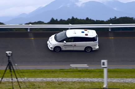 브리지스톤  타이어가 자사의 성능시험장에서 일본의 로봇전문기업 ZMP사와 자율주행 테스트를 진행하고 있다.
