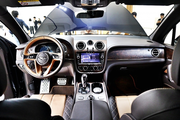 벤틀리가 국내 20대 한정으로 럭셔리 SUV '벤테이가 코리아 에디션 by 뮬리너'를 공개했다.