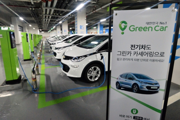 카셰어링 업체 그린카가 전기차와 하이브리드 차량 총 100대를 추가 도입해 친환경 카셰어링 서비스를 확대한다고 밝혔다.