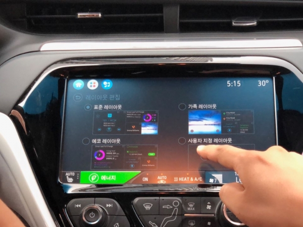 쉐보레 '볼트EV' 차량에 스마트폰을 연결하고 '안드로이드 오토'를 실행하고 있다.