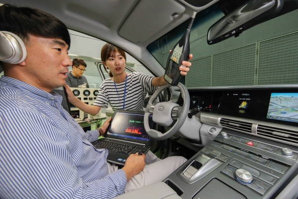 현대기아차가 IT 서비스 전문기업 카카오와 함께 차량용 인공지능 음성인식 개발 프로젝트를 진행하고 오는 2019년 이후 출시되는 차량에 '카카오 미니'를 탑재한다고 밝혔다.