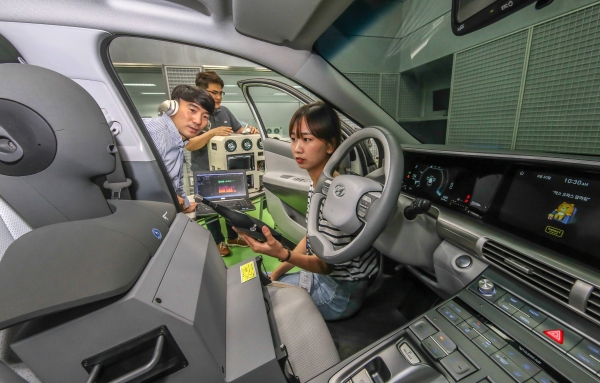 현대기아차와 카카오가 신개념 커넥티드 카 서비스 업무협약을 맺고 차량용 인공지능 음성인식 개발 프로젝트를 진행하고 있다.