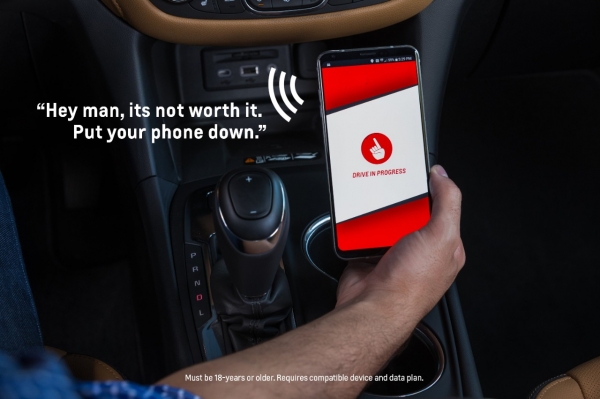 쉐보레가 운전 중 스마트폰을 사용하면 가족이나 친구의 목소리를 재생해 경고하는 콜 미 아웃이라는 어플리케이션을 출시했다.