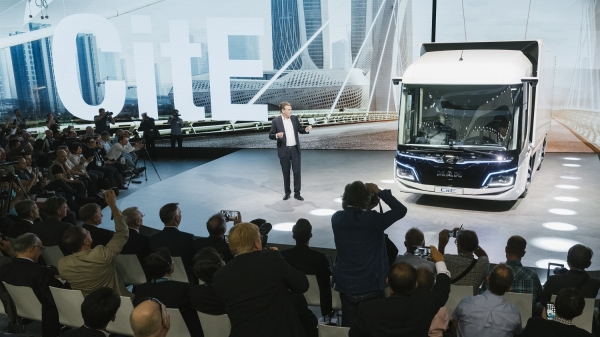 만트럭버스 요아킴 드리스 CEO가 독일 IAA 2018 에서 도심형 순수 전기트럭인 'MAN CitE'를 소개하고 있다.