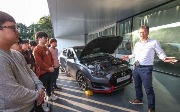 대학생 자동차 기술 캠프에 참가한 대학생들이 현대차의 고성능 'N'에 대한 설명을 듣고 있다.