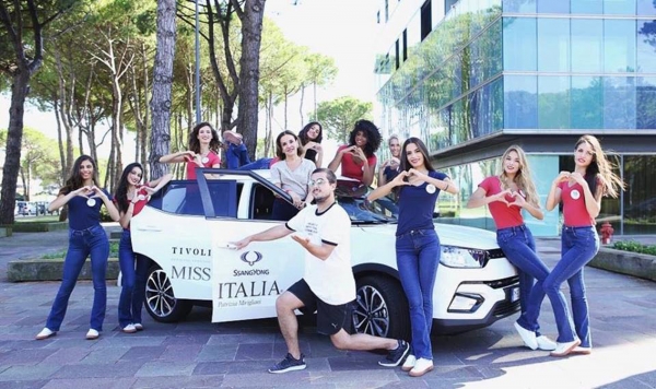지난달 2018 미스 이탈리아 본선 진출자들과 대회 진행자가 대회 공식차량으로 제공된 티볼리를 배경으로 촬영을 하고 있다.