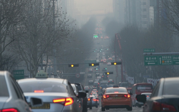 환경부가 겨울철 미세먼지에 대비하고자 배출가스 초과 차량에 대한 단속을 진행한다.