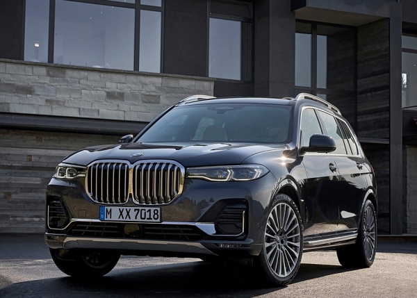 BMW가 자사의 플래그십 럭셔리 대형 SUV 'X7'을 최초 공개했다.