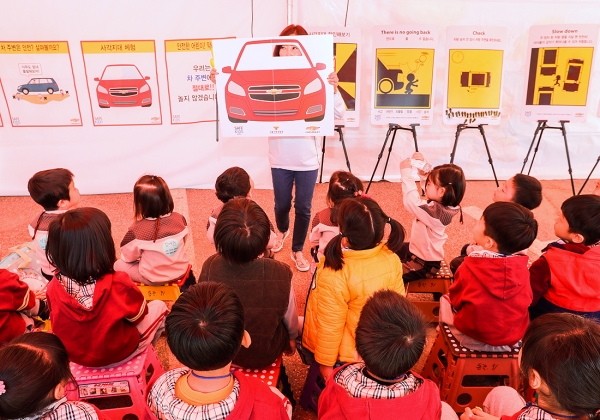 쉐보레가 '사각사각 어린이 교통안전 캠페인'을 진행하고 있다.