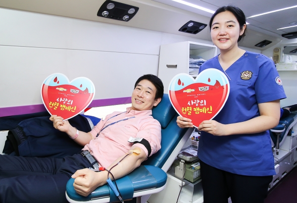한국지엠이 임직원들이 사랑의 헌혈 캠페인에 참여해 헌혈을 하고 있다.