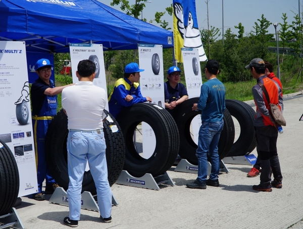 미쉐린코리아가 고속도로 휴게소 2곳에서 트럭운전자들을 대상으로 타이어 안전 점검 서비스를 제공하는 ‘미쉐린 서비스 캠프’를 실시한다고 밝혔다.