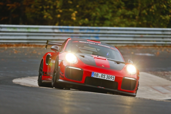 포르쉐 AG가  ‘만타이 레이싱’과 함께 제작한 ‘911 GT2 RS MR’로 뉘르부르크링 서킷에서 6분 40.3초의 랩타임 신기록을 세웠다고 밝혔다.