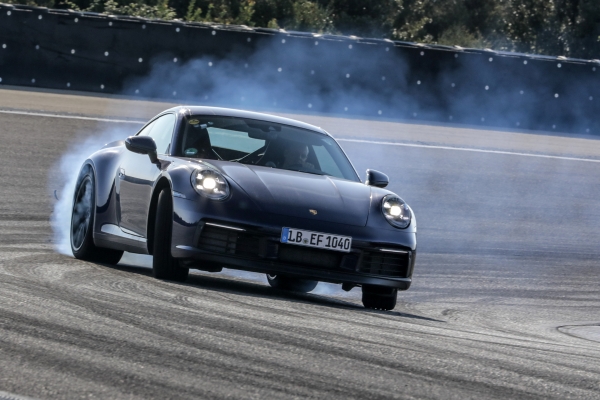 포르쉐AG가 8세대 ‘신형 911‘출시를 앞두고 프로토타입의 혹독한 차량 테스트 과정을 공개했다.