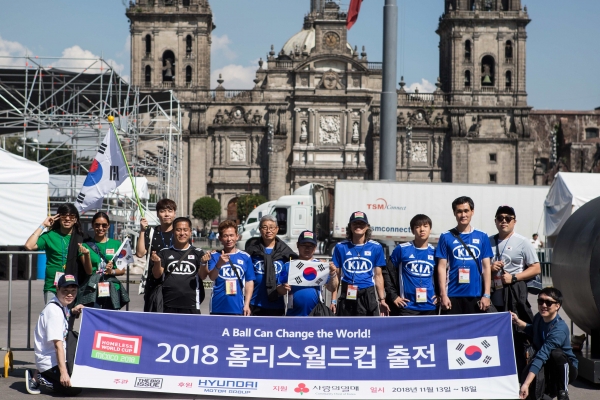 2018 홈리스월드컵이 열리는 멕시코 멕시코시티에서 대한민국 대표팀이 지난 12일(현지시각) 기념사진을 촬영하는 모습.
