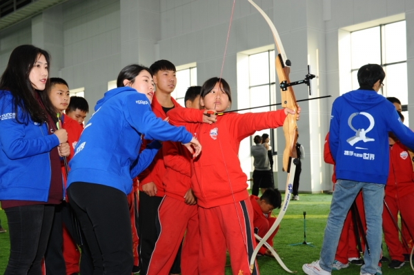 현대모비스 여자 양궁단 선수들이 중국 톈진 지역 초·중학교 어린이들을 대상으로 한 어린이 양궁 교실에서 활 쏘는 법을 지도하고 있다.