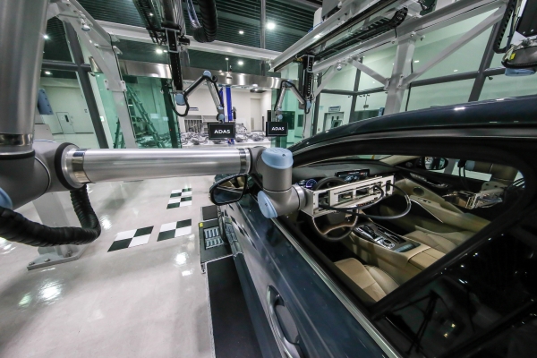현대∙기아자동차 생산기술개발센터에서 전장집중검사 시스템을 실제 차량에 테스트하는 모습