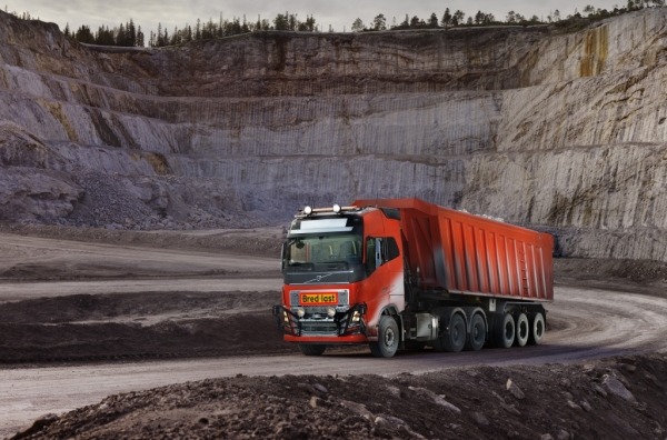 볼보트럭이 노르웨이 기업 '브로노이 칼크'에 자율주행 운송 솔루션 제공을 위한 계약을 체결했다고 밝혔다.