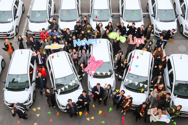 한국지엠한마음재단이 ‘쉐보레 네버 기브 업’ 캠페인을 통해 선정된 사회적기업 30곳에 쉐보레 스파크 30대를 전달했다고 밝혔다.