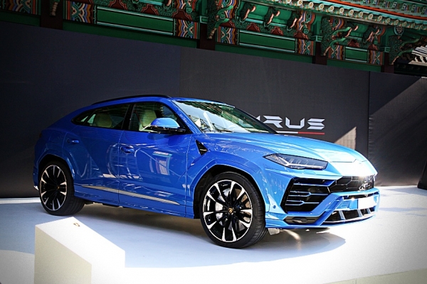 람보르기니가 브랜드 최초 SUV 우루스를 국내에 처음 공개했다.