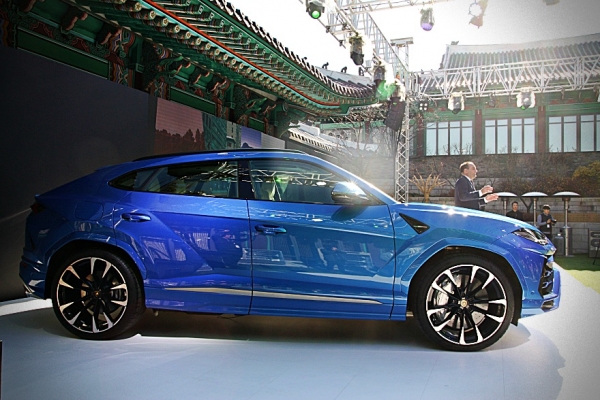 람보르기니가 브랜드 최초 SUV 우루스를 국내에 처음 공개했다.