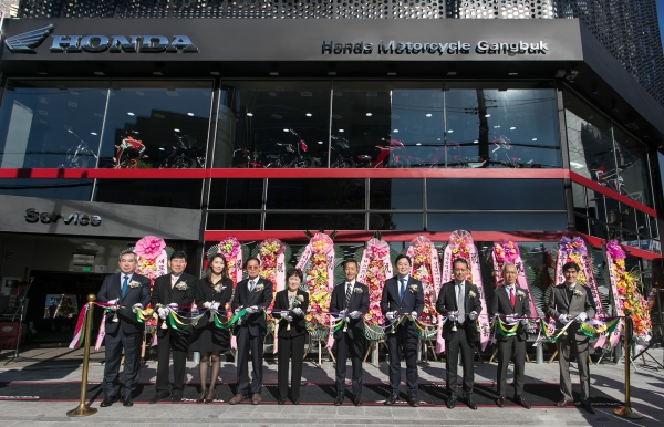 혼다코리아가 '혼다 모터사이클 강북'을 새롭게 오픈한 기념으로 커팅식을 진행하고 있다.
