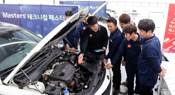 기아차 ‘마스터스 테크니컬 페스티벌’에서 기아차 임직원과 오토큐 엔지니어들이 차량을 살펴보고 있다.