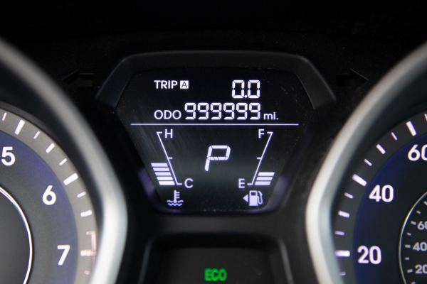 999,999마일에서 멈춰있는 파라 헤인즈씨의 현대차 '아반떼MD(수출명 엘란트라) 계기판'