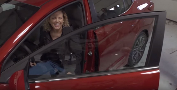 현대차가 하라 헤인즈씨에게 '신형 아반떼'를 선물했다. (출처 : 'HyundaiUSA youtube')