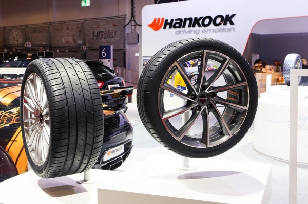 한국타이어가 자동차 산업 전시회 ‘오토줌 2019’에 참가해 승용차용 초고성능 타이어부터 트럭·버스용 타이어까지 글로벌 기술력이 반영된 다양한 제품들을 선보인다고 밝혔다.