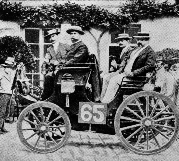지난 1894년 7월 세계 최초 레이싱 대회에서 2등을 거둔 다임러사 개발 엔진 탑재 차량