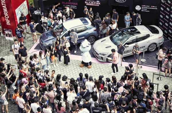 ‘블랙핑크 2019 월드투어 with 기아 [IN YOUR AREA] 싱가포르’에서기아차 부스를 관람 중인 관람객들의 모습