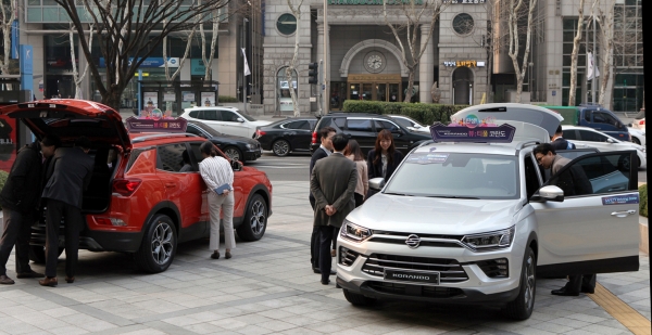 쌍용차가 서울 포스코센터에 최근 출시한 코란도를 전시하는 등 포스코와 협력을 증진하고 다양한 이벤트를 통한 신차 알리기에 나선다고 밝혔다.
