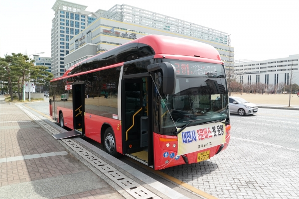 만트럭버스코리아가 대전광역시에 'MAN 라이온스시티 천연가스 저상버스' 5대를 전달했다고 밝혔다.