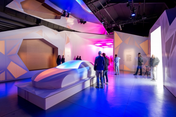 '2019 밀라노 디자인 위크'에서 모빌리티 내부 공간이 계속 변화하고 새로운 모습을 선보이는 프로젝션 맵핑 퍼포먼스를 통해 현대차의 미래 고객 경험 전략(UX) 방향성인 '스타일 셋 프리' 콘셉트가 적용된 자동차를 형상화한 조형물