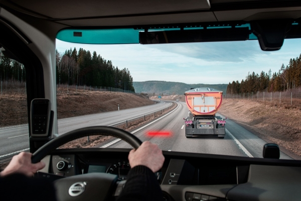 볼보트럭이 트럭 운전자들의 안전거리 확보를 돕기 위해 상용차 브랜드 중 유일하게 ‘전방충돌경고장치’를 도입한다.