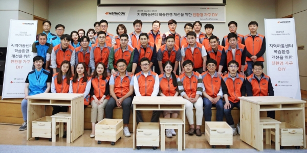 한국타이어앤테크놀로지가 78주년 창립 기념일을 맞이해 서울 본사에서 친환경 DIY 가구를 직접 제작, 기증하는 ‘2019 창립기념 임직원 봉사활동’을 진행했다고 밝혔다.