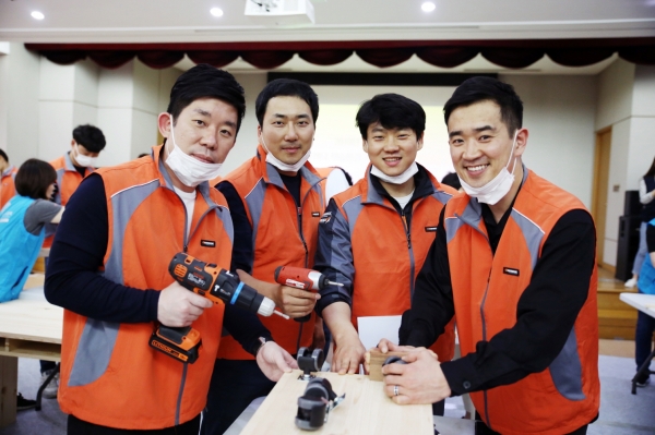 한국타이어앤테크놀로지가 78주년 창립 기념 임직원 봉사활동을 실시하고 있디.