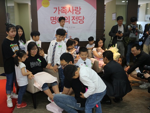 서울 강남구 듀오 본사 ‘제8회 가족사랑 명예의 전당’ 시상식 에서 세족식 이벤트가 개최됐다.