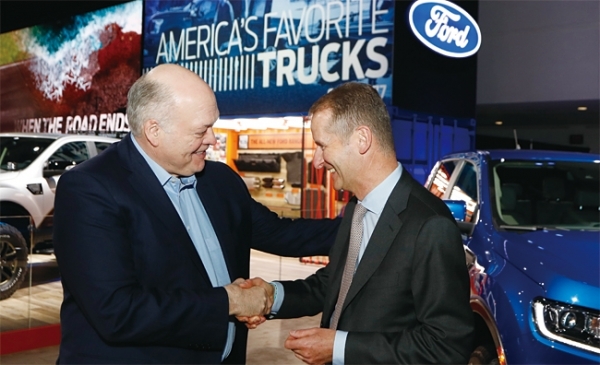 짐 해킷 포드자동차 CEO(좌)와 헤르베르트 디스 폴크스바겐 CEO가 지난달 14일 미국 디트로이트에서 열린 ‘2019 북미 오토쇼’에서 만나 손을 잡고 있다.