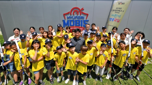 현대모비스 양궁단 양창훈 감독(가운데) 및 선수단과 어린이 양궁교실에 참가한 초등학생들