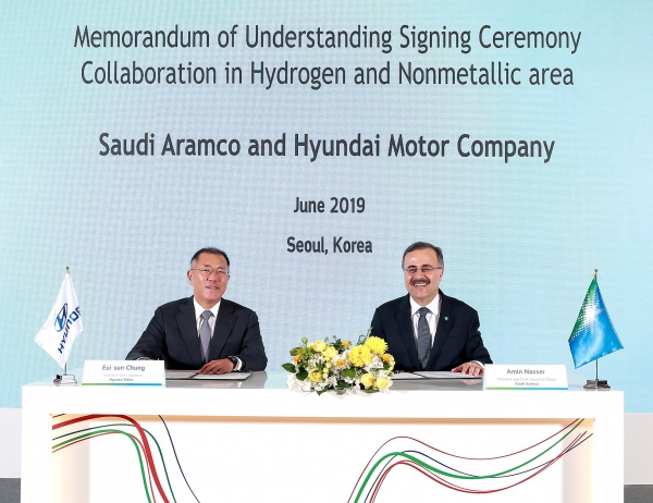 정의선 수석부회장(사진 왼쪽)과 사우디 아람코 아민 H. 나세르 대표이사 사장이 MOU에 서명을 하는 모습.
