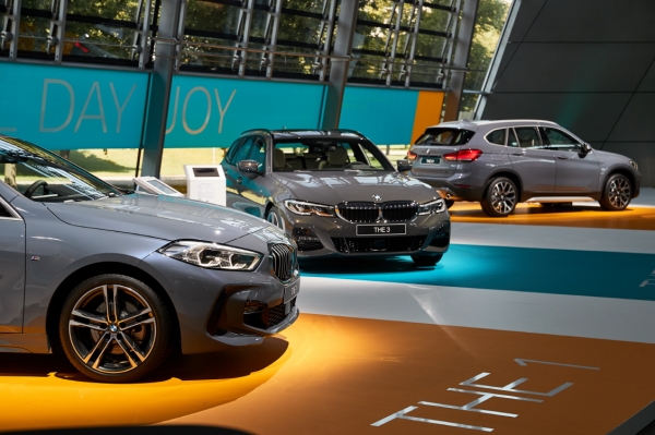 BMW가 뉴 1시리즈, 뉴 3시리즈 투어링, 뉴 X1 세계 최초로 공개했다.