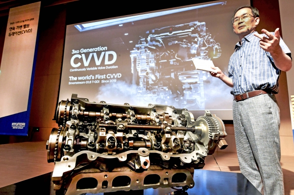현대차와 기아차가 엔진의 종합적인 성능을 획기적으로 높여주는 '연속 가변 밸브 듀레이션(CVVD)' 기술을 세계 최초로 개발해 양산차에 적용한다.